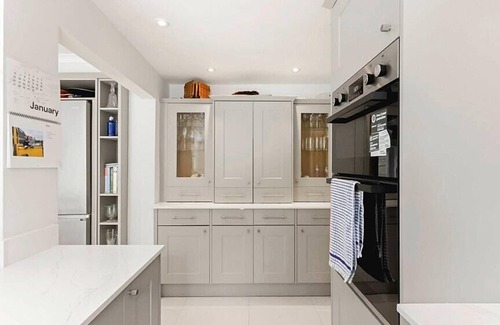 Winchcombe House | Spacious & Stylish Design-Fire-2-Parking Spaces