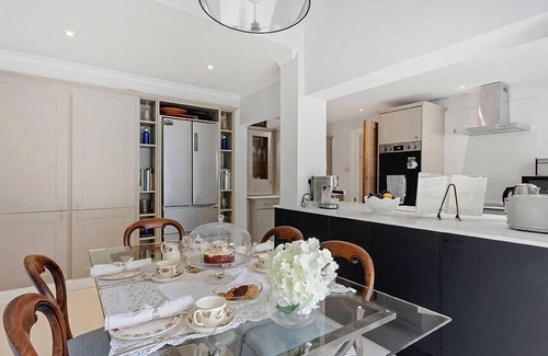 Winchcombe House | Spacious & Stylish Design-Fire-2-Parking Spaces