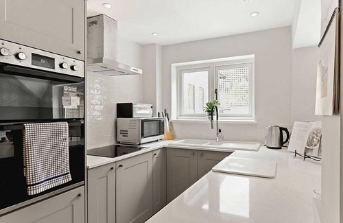 Winchcombe House | Spacious & Stylish Design-Fire-2-Parking Spaces