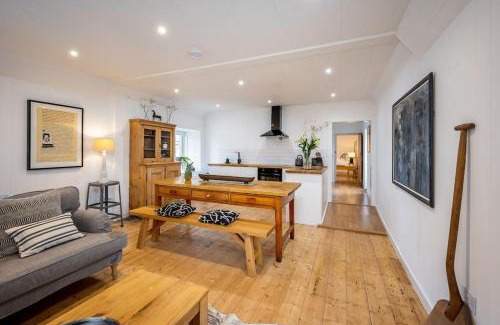 Kirriemuir House | Spacious & Stylish StoneHous Cottage