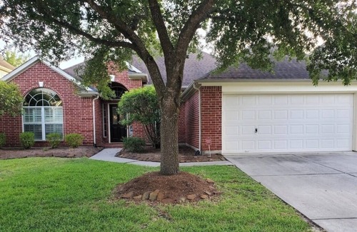 Spring House | Spacious Suburban Retreat in the Woodlands Area