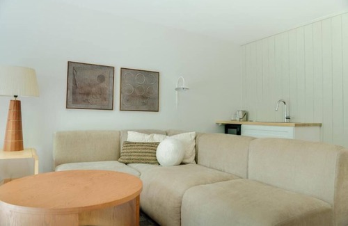 Lake Placid Hotel | Spacious Suite for Groups l Bluebird Lake Placid l Sleeps 4