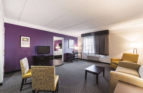 Arsenal Hotel | Spacious Suite w/Jetted Tub Ideal for Romantic Stay | Downtown Retreat