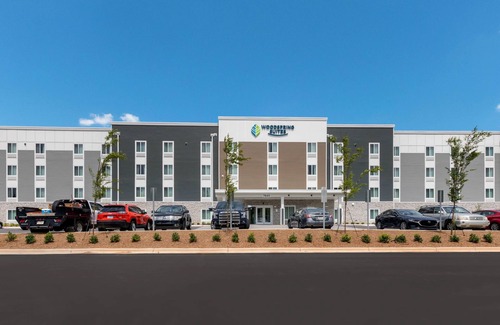 Lowell Hotel | Spacious Suite with Full Kitchen Near War Eagle Mill and Daisy Air Gun Museum