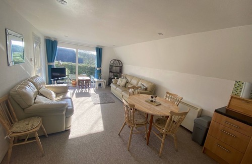 Kilkhampton House | Spacious, Sun-filled, Detached Cabin in a Peaceful Corner of Cornwall