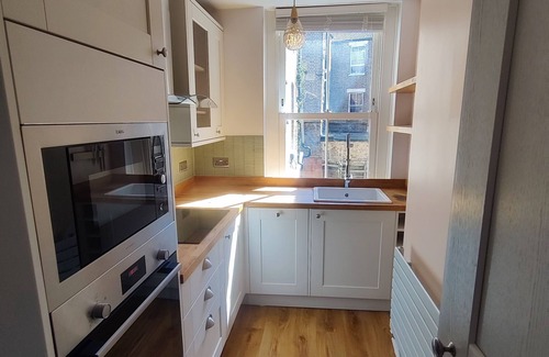 Camberwell Apartment | Spacious&sunny 1-bedroom flat: excellent transport links to airports¢ral LDN