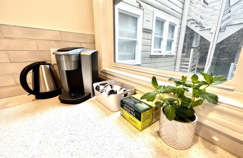 Laurel Heights Condo | Spacious & Sunny 6BR/3.5BA Home in Upscale Neighborhood
