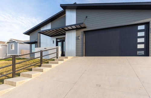 Rapid City House | Spacious, tall ceilings, open fl plan, Hot tub, patio dining, & shopping closeby