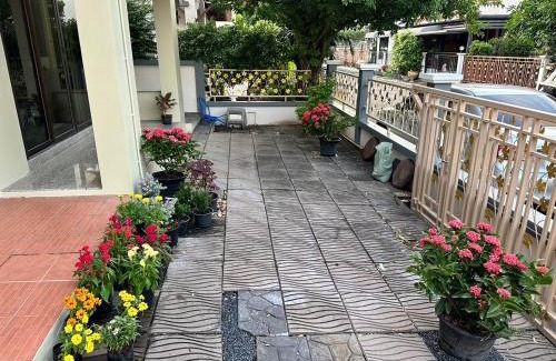 Dok Mai House | Spacious and peaceful 3 bedrooms detached house inside Bangkok