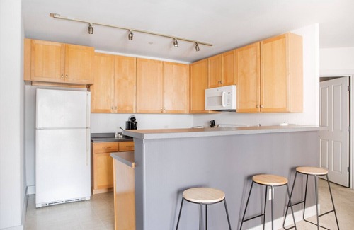Historic Third Ward Apartment | Spacious Third Ward Apt Near Summerfest with Balcony
