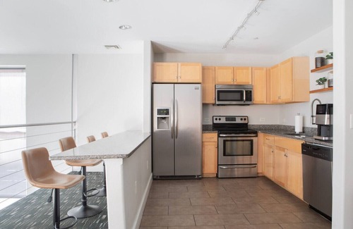 Historic Third Ward Apartment | Spacious Third Ward Apt Near Summerfest with Balcony