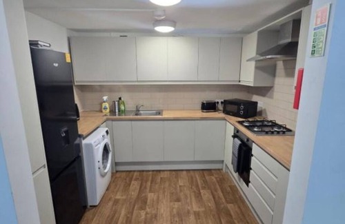 Leeds Apartment | Spacious Three-Bedroom Apartment in Headingley with Modern Amenities