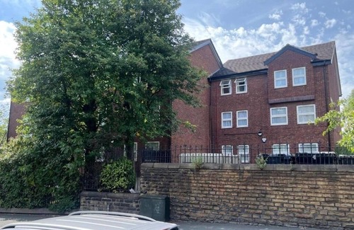 Leeds Apartment | Spacious Three-Bedroom Apartment in Headingley with Modern Amenities