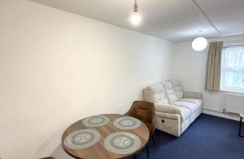 Leeds Apartment | Spacious Three-Bedroom Apartment in Headingley with Modern Amenities