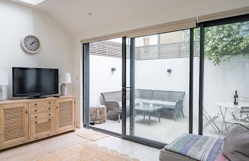 Shaftesbury Apartment | Spacious three bedroom garden flat near Clapham Common by UnderTheDoormat