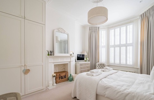 Shaftesbury Apartment | Spacious three bedroom garden flat near Clapham Common by UnderTheDoormat