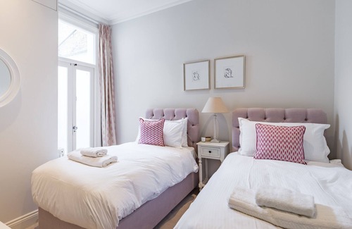 Shaftesbury Apartment | Spacious three bedroom garden flat near Clapham Common by UnderTheDoormat
