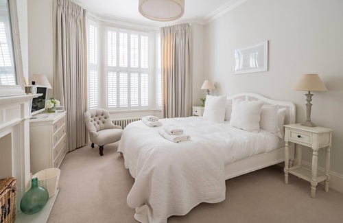 Shaftesbury Apartment | Spacious three bedroom garden flat near Clapham Common by UnderTheDoormat
