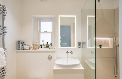 Shaftesbury Apartment | Spacious three bedroom garden flat near Clapham Common by UnderTheDoormat