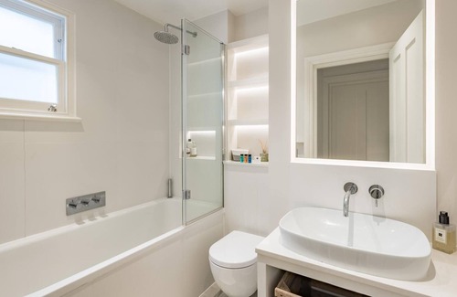 Shaftesbury Apartment | Spacious three bedroom garden flat near Clapham Common by UnderTheDoormat