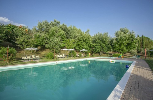 Montespertoli Apartment | Spacious three-room apartment agriturismo Tenuta Moriano with pool, garden view
