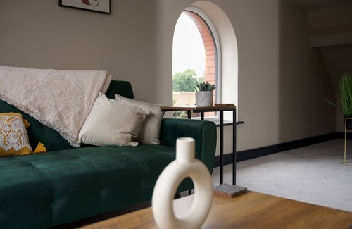 Wallasey Apartment | Spacious Top Floor 2 Bedroom Waterfront Apartment