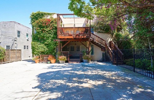 Larchmont Apartment | Spacious, top floor with view of downtown L.A., steps to Larchmont Village!