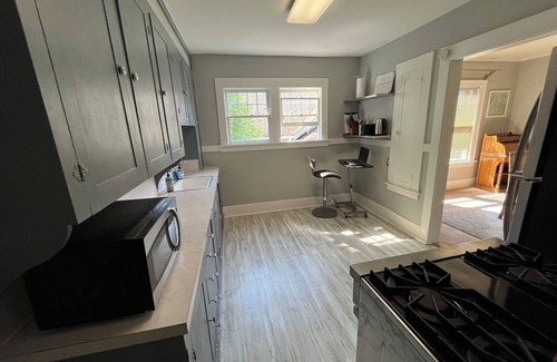North Queen Anne House | SPACIOUS Town home in Queen Anne 3 BLKS to Ship Canal 10 min UBER to Cruise Term