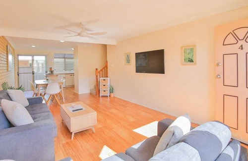 Bundaberg South House | 🏠 Spacious Townhouse with 2 Toilets, King Beds with Aircons 🏠