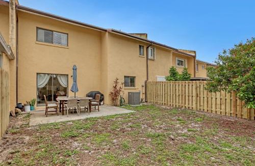 Cocoa Beach House | Spacious Townhome 5 Mins Walk to Beach