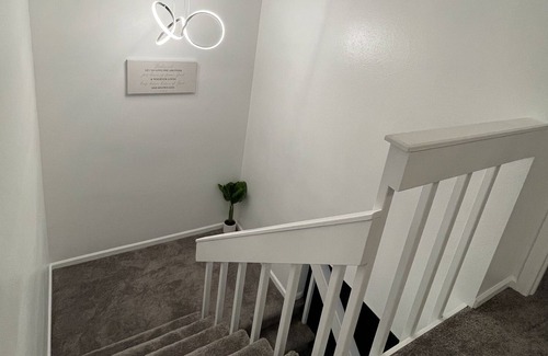Dam East - West House | *Spacious Townhome* 5 min to light rail & shops
