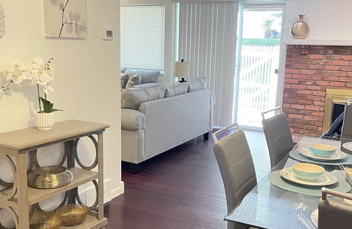 Dam East - West House | *Spacious Townhome* 5 min to light rail & shops