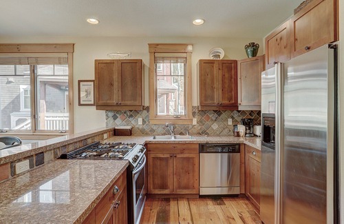 Keystone House | Spacious Townhome/Pool and Hot Tub Access/Private Patio