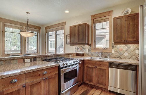 Keystone House | Spacious Townhome/Pool and Hot Tub Access/Private Patio