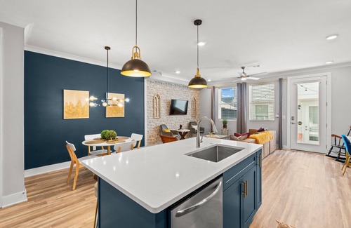 Maxwell House | Spacious townhome w/rooftop deck, walkable to Five Pts and minutes to Broadway!