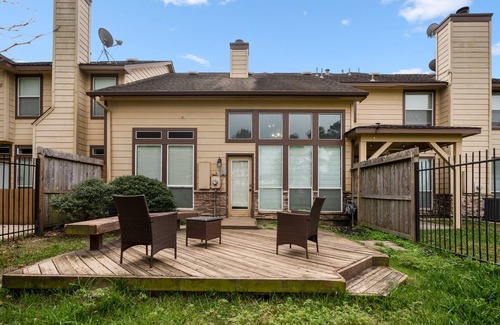 Barker House | Spacious Townhome With KING SUITE&Spa Tub