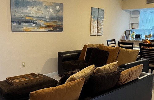 The Hammocks House | Spacious townhouse for big parties, great location