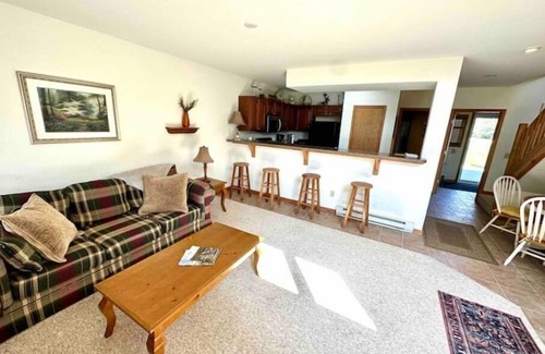 Hensonville House | Spacious Townhouse minutes from Village and Slopes with shuttle to mountain