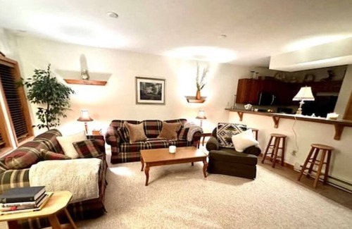 Hensonville House | Spacious Townhouse minutes from Village and Slopes with shuttle to mountain