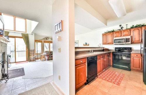 Hensonville House | Spacious Townhouse minutes from Village and Slopes with shuttle to mountain