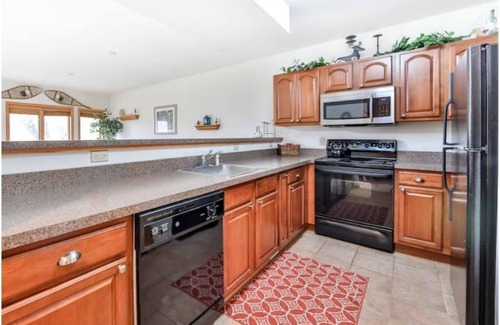 Hensonville House | Spacious Townhouse minutes from Village and Slopes with shuttle to mountain