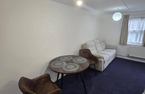 Leeds Apartment | Spacious Triple Room with En-Suite Shower