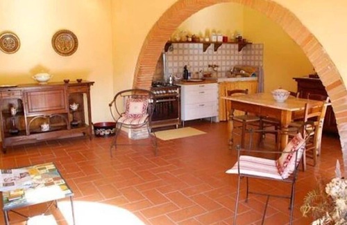 Palaia House | Spacious Tuscan Villa Retreat