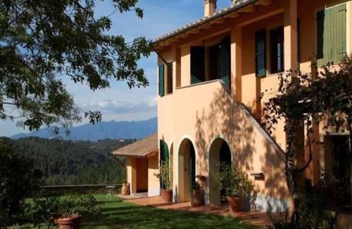 Palaia House | Spacious Tuscan Villa Retreat