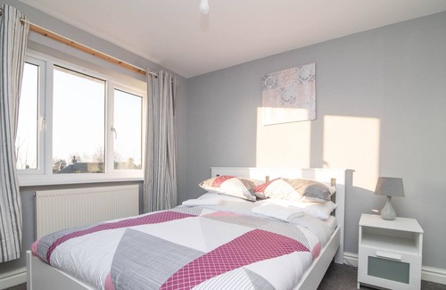 Brierley Hill House | Spacious Two-Bed House with Parking and Garden