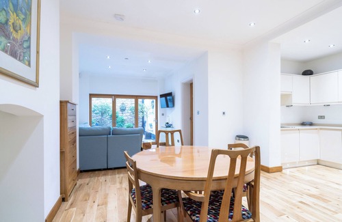 Cheltenham Apartment | Spacious two-bedroom apartment located in the heart of Cheltenham.