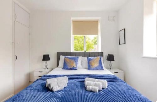 Queenstown Apartment | Spacious Two Bedroom Apartment in Battersea, Free Parking