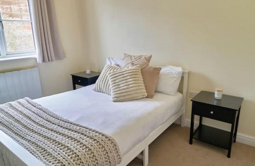 Wokingham Apartment | Spacious Two Bedroom Hideaway in Wokingham with En Suite, Free Wi Fi and Parking, Sleeps Four