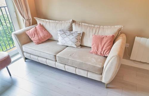 Wokingham Apartment | Spacious Two Bedroom Hideaway in Wokingham with En Suite, Free Wi Fi and Parking, Sleeps Four