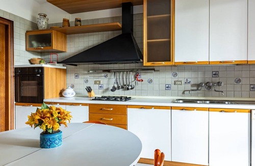 Perugia Apartment | Spacious two-level apartment located in a shared villa, which accommodates up to 8 people comfortably in 180 sqm, with 4 double bedrooms and 3 bathrooms. It boasts every comfort, including a private garden with patio, equipped with barbecue, and two terr